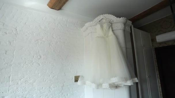 Svatební šaty doma — Stock video