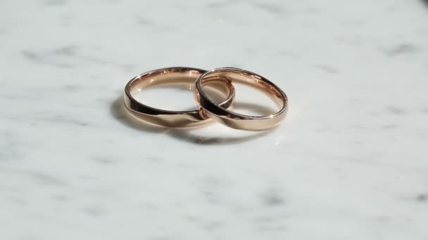 Two rings on marble shines — Stock Video