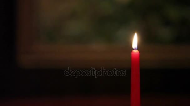 Κόκκινο κερί σε σκοτεινό δωμάτιο — Αρχείο Βίντεο