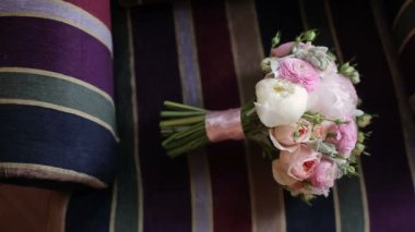 Beyaz ve pembe peonies buket