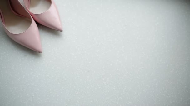 Рожевий жіноче взуття — стокове відео