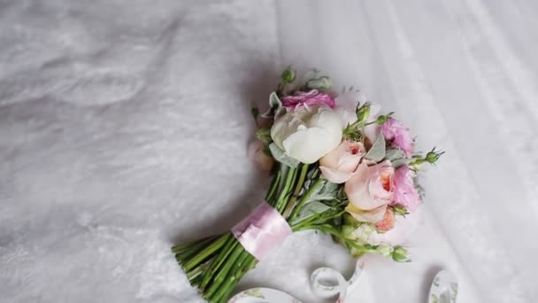 Bouquet con peonie bianche e rosa — Video Stock