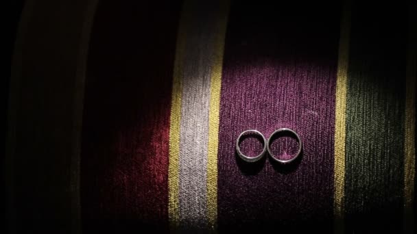 色彩缤纷的背景上的结婚戒指 — 图库视频影像