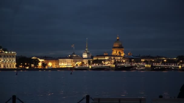 在晚上的圣彼得斯堡市 — 图库视频影像