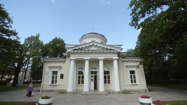 Historical building with columns — Stock Video