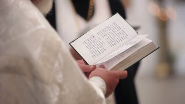 Священник с книгой Библии — стоковое видео