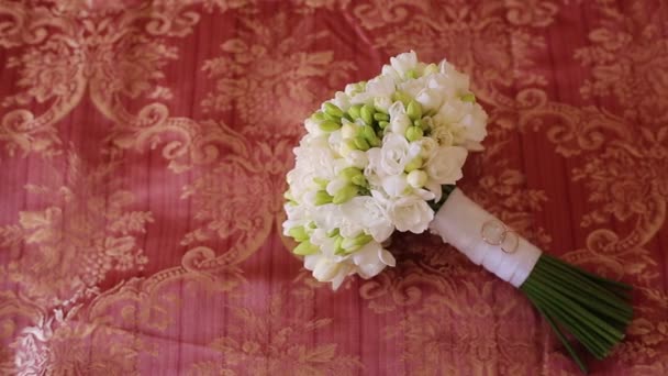 Bridal bouquet and wedding rings — Stock Video