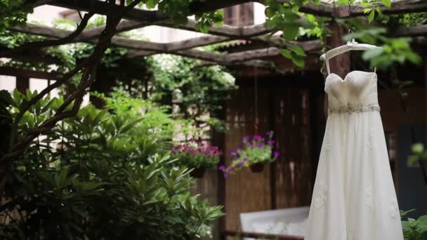 Wedding dress in garden — Stock Video