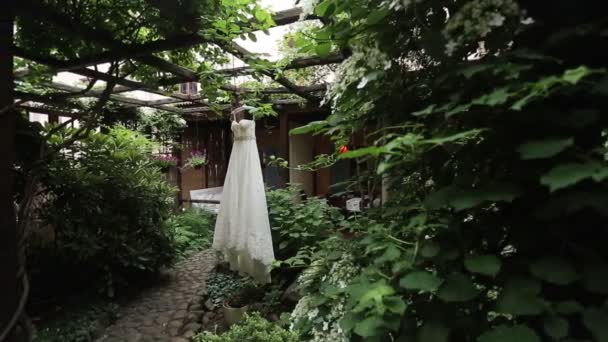 Trouwjurk in tuin — Stockvideo