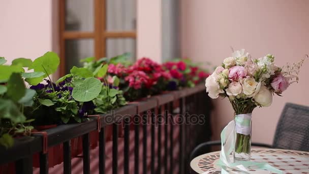 Bouquet su tavola — Video Stock