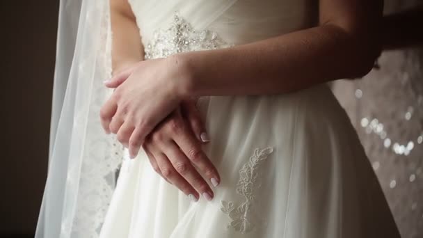 Unerkennbare Braut bleibt in Fensternähe — Stockvideo