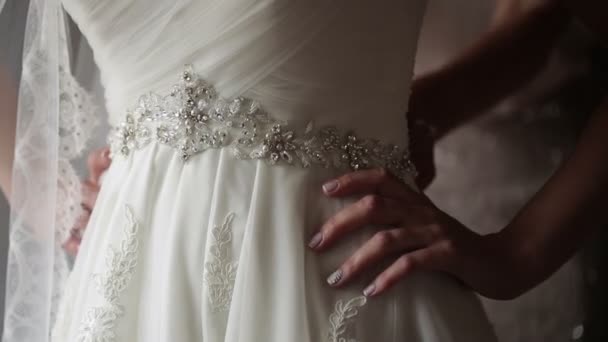Неузнаваемая невеста, стоящая у окна — стоковое видео