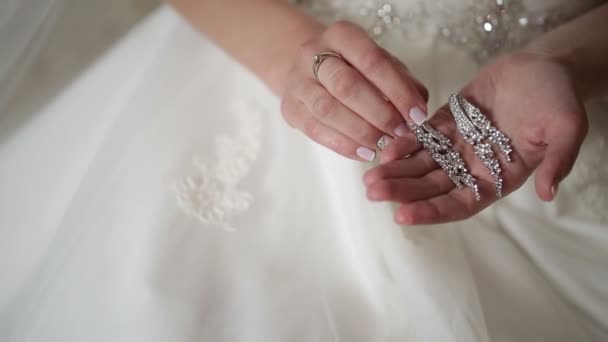Невеста с серьгами в руках — стоковое видео