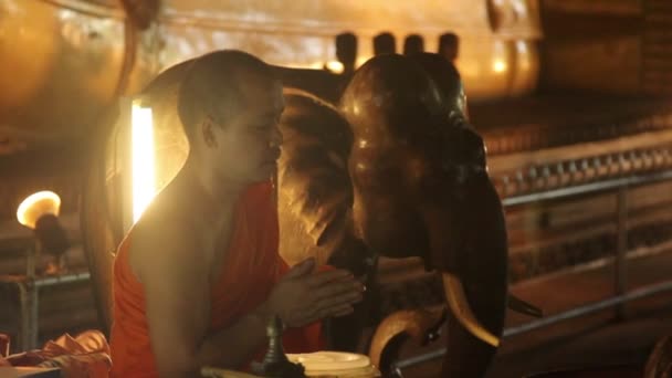 Krabi town, Tajlandia - 22 grudnia 2014: Buddyjski mnich modlił się w świątyni — Wideo stockowe
