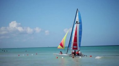 Varadero, Küba - 24 Aralık 2011: İnsanlar yelkenli katamaran