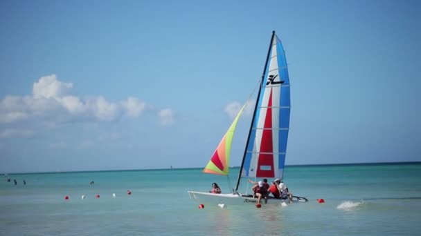 Varadero, Kuba - 24. Dezember 2011: Menschen auf einem Segel-Katamaran — Stockvideo