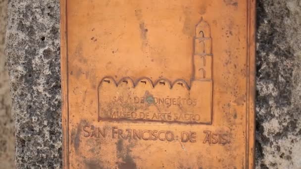 Placa de bronze velha em um edifício — Vídeo de Stock