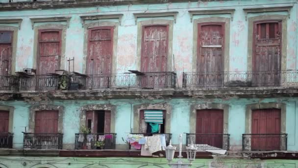 Antiguo edificio de piedra en vivo — Vídeo de stock