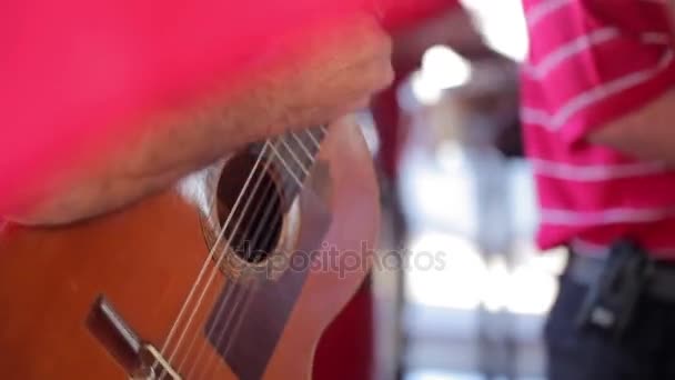 Hombre tocando la guitarra — Vídeo de stock