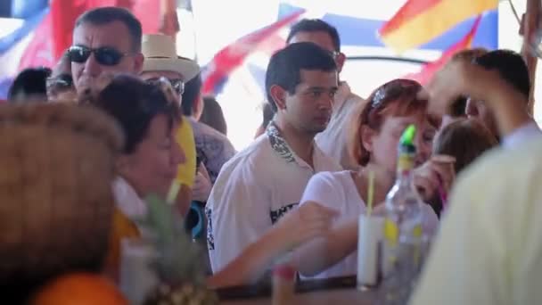 VARADERO, CUBA - 23 DE DICIEMBRE DE 2011: Personas en el bar — Vídeo de stock