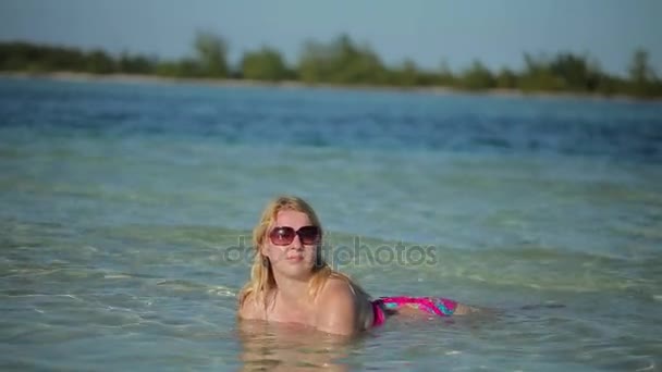Jeune femme caucasienne blonde dans une mer — Video