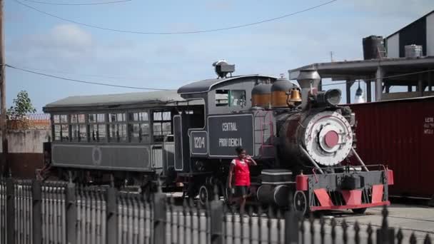 Havana, kuba - 23. Dezember 2011: dampflokomotive in einer stadt — Stockvideo