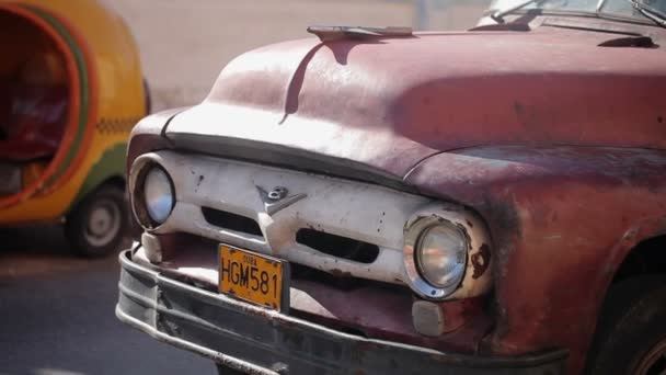HAVANA, CUBA - 23 ДЕКАБРЯ 2011: Красный старый автомобиль — стоковое видео
