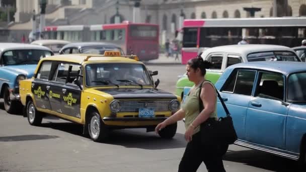 HAVANA, CUBA - 23 DICEMBRE 2011: Auto retrò sulla strada della città — Video Stock