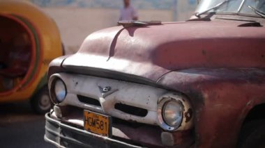 Havana, Küba - 23 Aralık 2011: Kırmızı eski araba