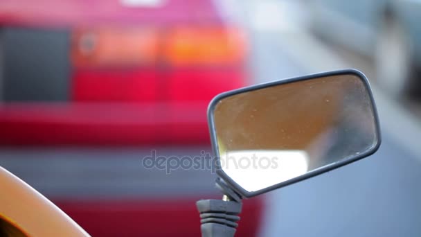 Primer plano de un espejo de coche — Vídeo de stock