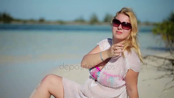 Young blonde woman sunbathing — Stock Video