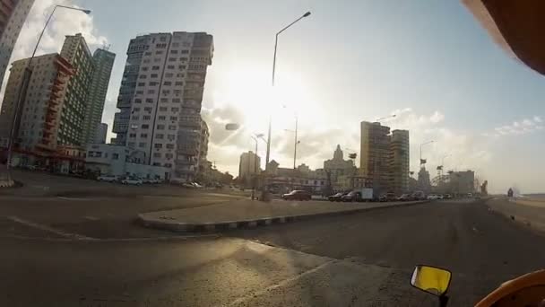 Köra motorcykel i en stad — Stockvideo
