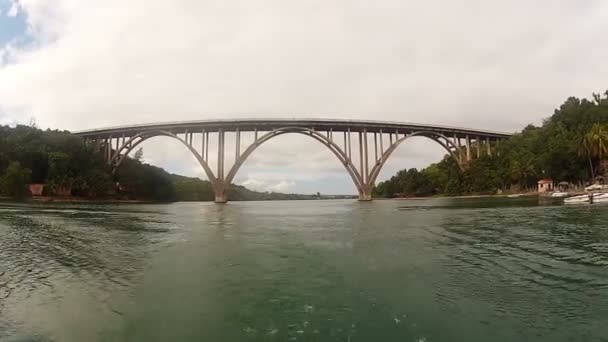 Nehir üzerinde yüksek köprü — Stok video