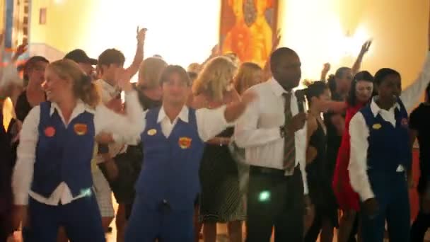 VARADERO, CUBA - 23 DICEMBRE 2011: Persone che ballano sincrone — Video Stock