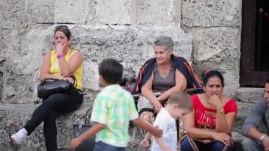 Havana, Küba - 23 Aralık 2011: İnsanlar bir sokakta oynayan çocuklar