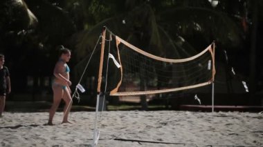 Varadero, Küba - 23 Aralık 2011: plaj voleybolu oynayan çocuklar