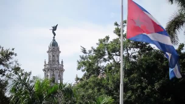 Bendera Kuba di kota — Stok Video
