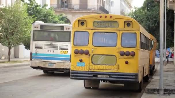 HAVANA, CUBA - DEZEMBRO 23, 2011: Ônibus escolar amarelo — Vídeo de Stock