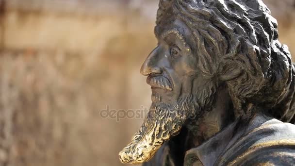 Металлическая статуя старика с бородой — стоковое видео