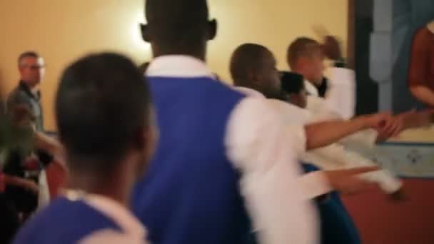 ВАРАДЕРО, КУБА - 23 ДЕКАБРЯ 2011: Люди танцуют синхронно — стоковое видео