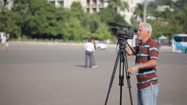 Havana, Küba - 23 Aralık 2011: Kameraman şehir — Stok video