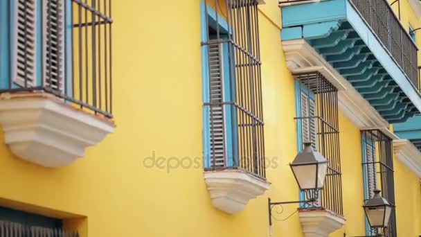 Желтое здание с голубым балконом — стоковое видео