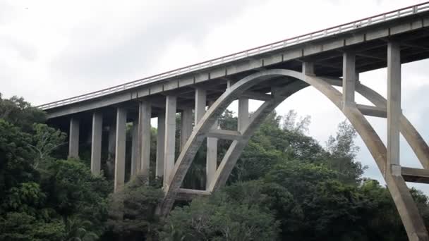 Høj bro over floden – Stock-video