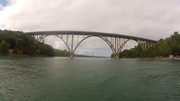 Höga bron över floden — Stockvideo