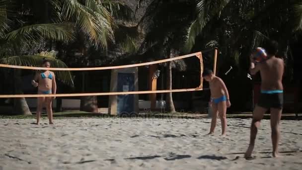 VARADERO, CUBA - 23 DÉCEMBRE 2011 : Des enfants jouent au beach-volley — Video
