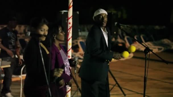 Varadero, Kuba – 23. prosince 2011: Hudební skupina venku — Stock video