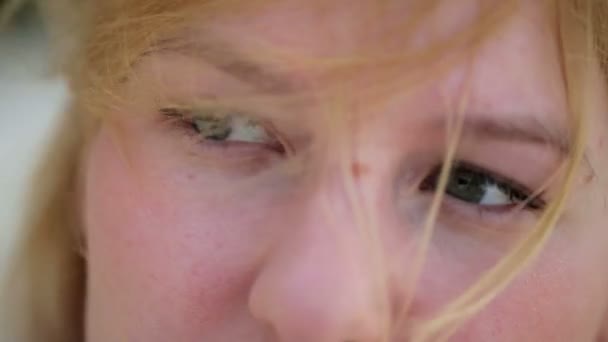 Молода жінка крупним планом дивиться на камеру — стокове відео