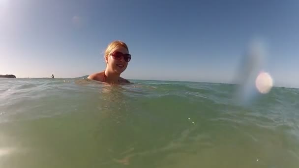 Jeune femme blonde dans une mer avec coquillage — Video