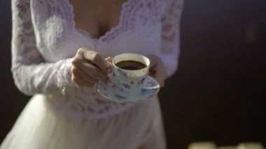 Genç kadın iç çamaşırı açık havada kahve içme