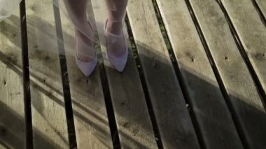 Gelin Ayakkabı ve peçe ahşap masa üzerinde kalıyor